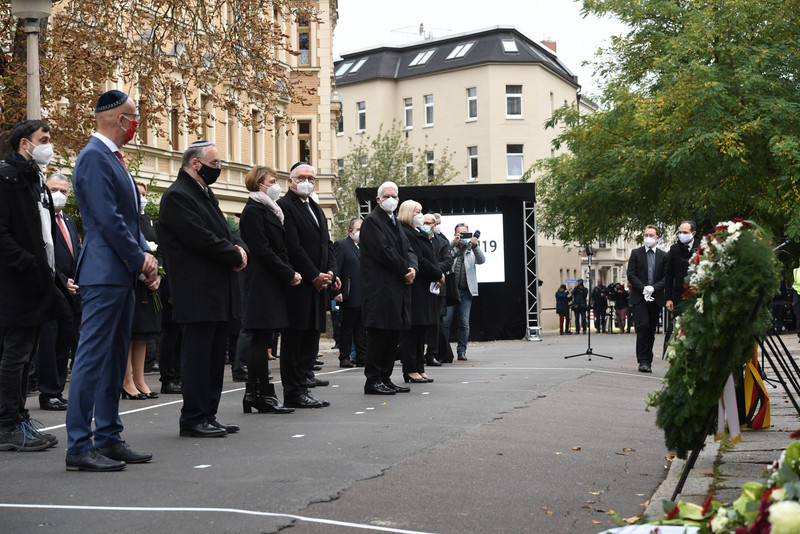 Gedenken an die Opfer des Terroranschlags in der Synagoge, Niederlegung der Kränze